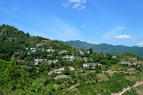 康縣望關(guān)鎮(zhèn)美麗鄉(xiāng)村徐羅村一角。（張艷霞  攝）.jpg