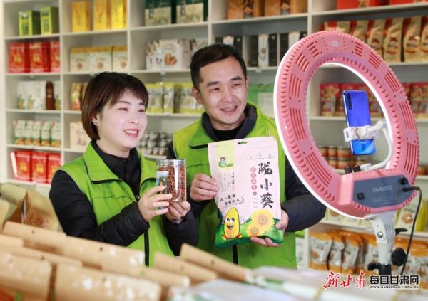 隴南市成縣陳院鎮(zhèn)隴小南帶貧電商基地，主播正在直播銷(xiāo)售“土年貨”。：（圖片一）李旭春攝影.JPG
