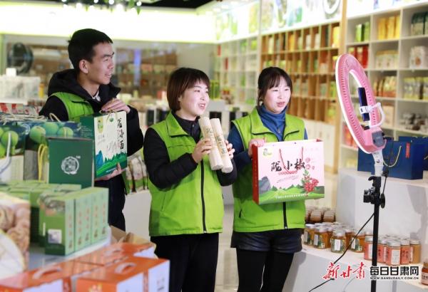 隴南市成縣陳院鎮(zhèn)隴小南帶貧電商基地，主播正在直播銷(xiāo)售“土年貨”。：（圖片2）李旭春攝影.JPG