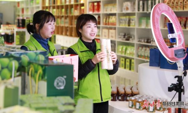 隴南市成縣陳院鎮(zhèn)隴小南帶貧電商基地，主播正在直播銷(xiāo)售“土年貨”。：（圖片4）李旭春攝影.JPG