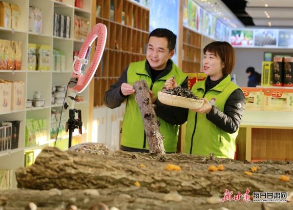 隴南市成縣陳院鎮(zhèn)隴小南帶貧電商基地，主播正在直播銷(xiāo)售“土年貨”。：（圖片5）李旭春攝影.JPG